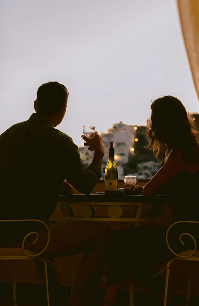 Deux personnes buvant du vin