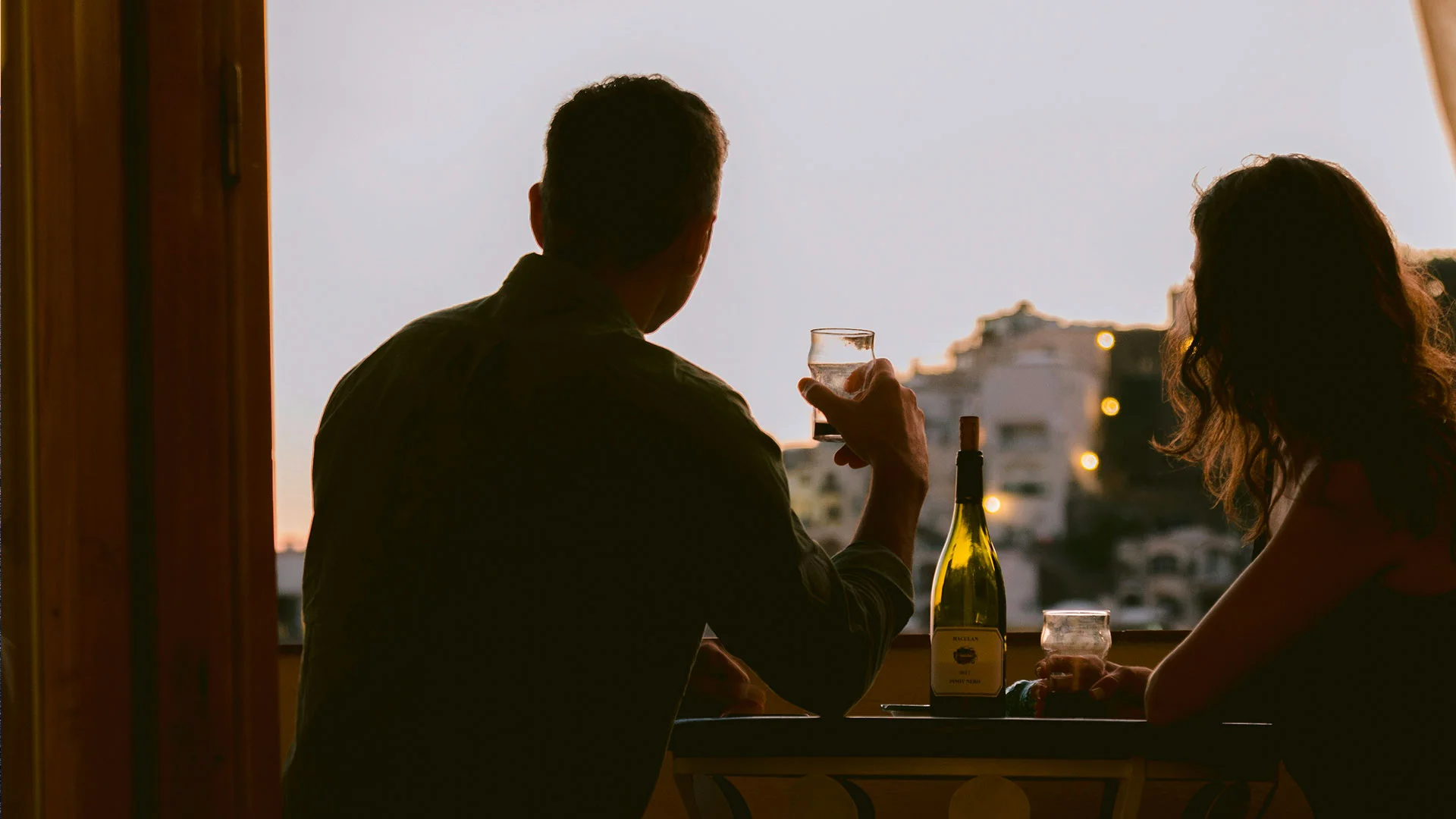 Deux personnes buvant du vin