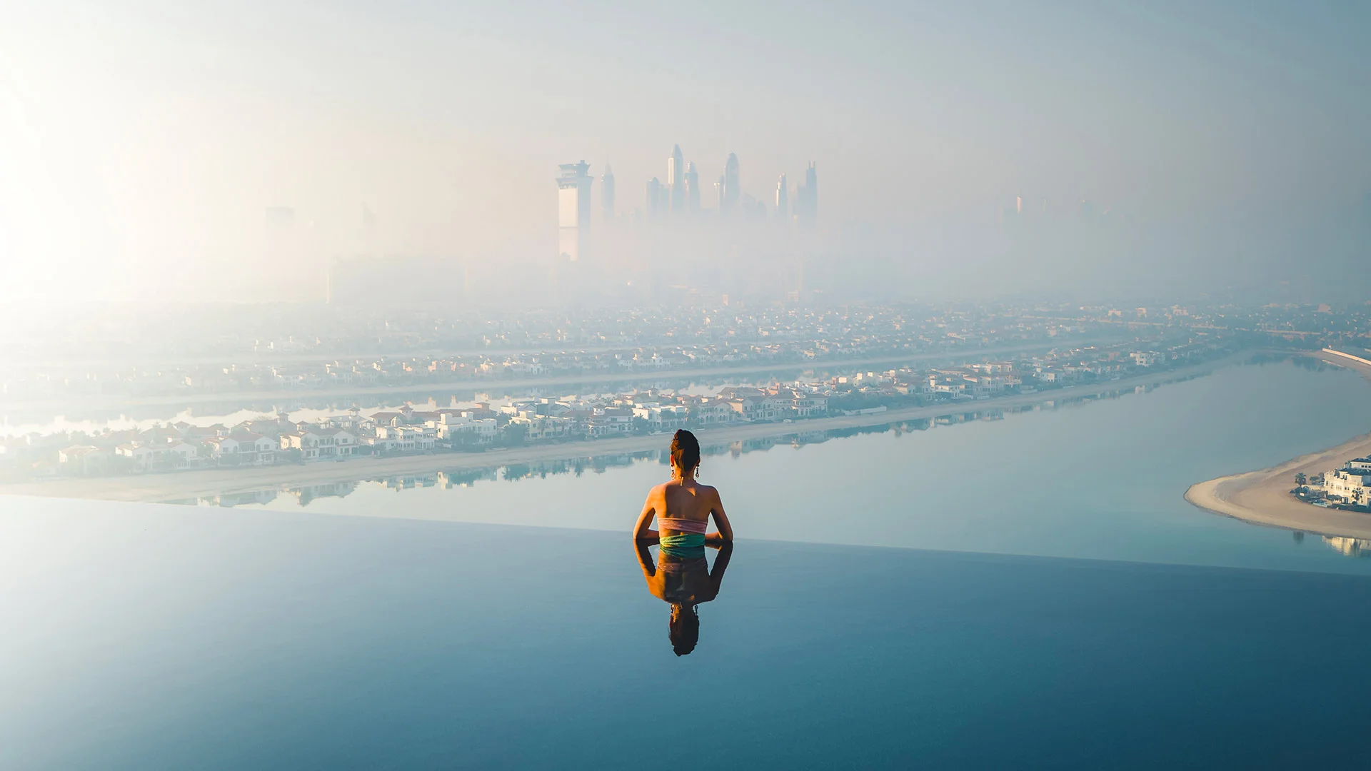 Femme dans une piscine infinie