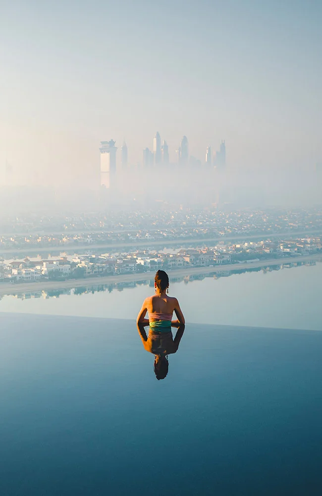 Femme dans une piscine infinie