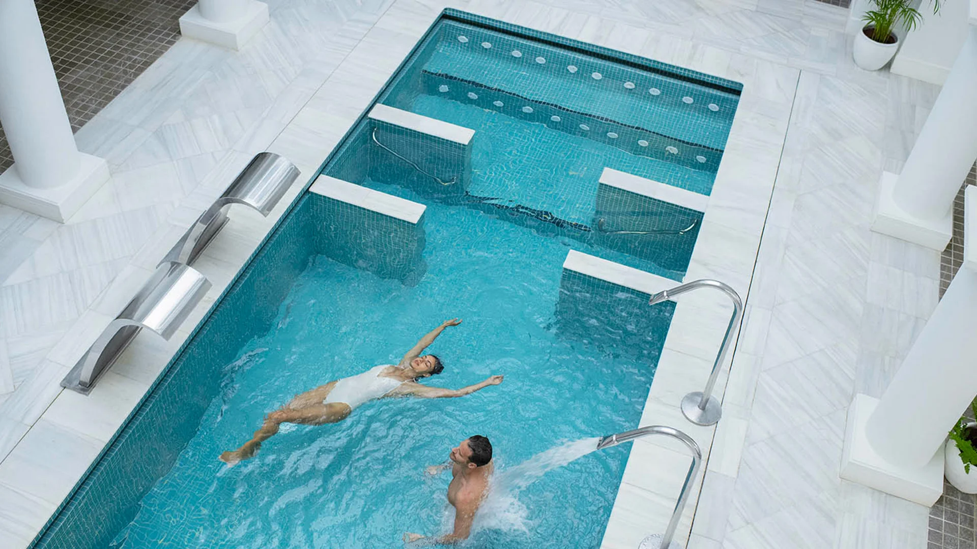 Couple dans une piscine