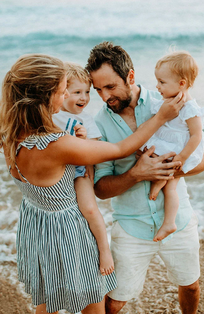 Famille sur le bord de l'eau