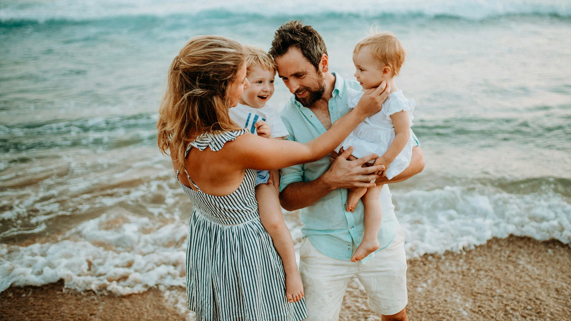 Famille sur le bord de l'eau