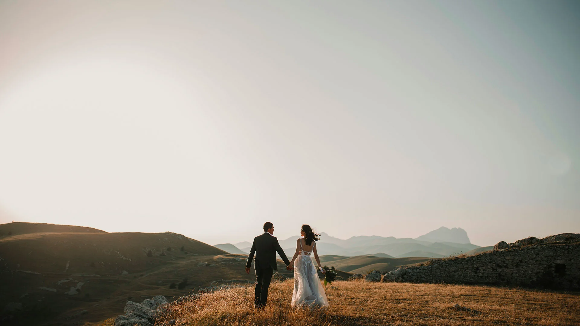 Nouveau couple marié dans la prairie