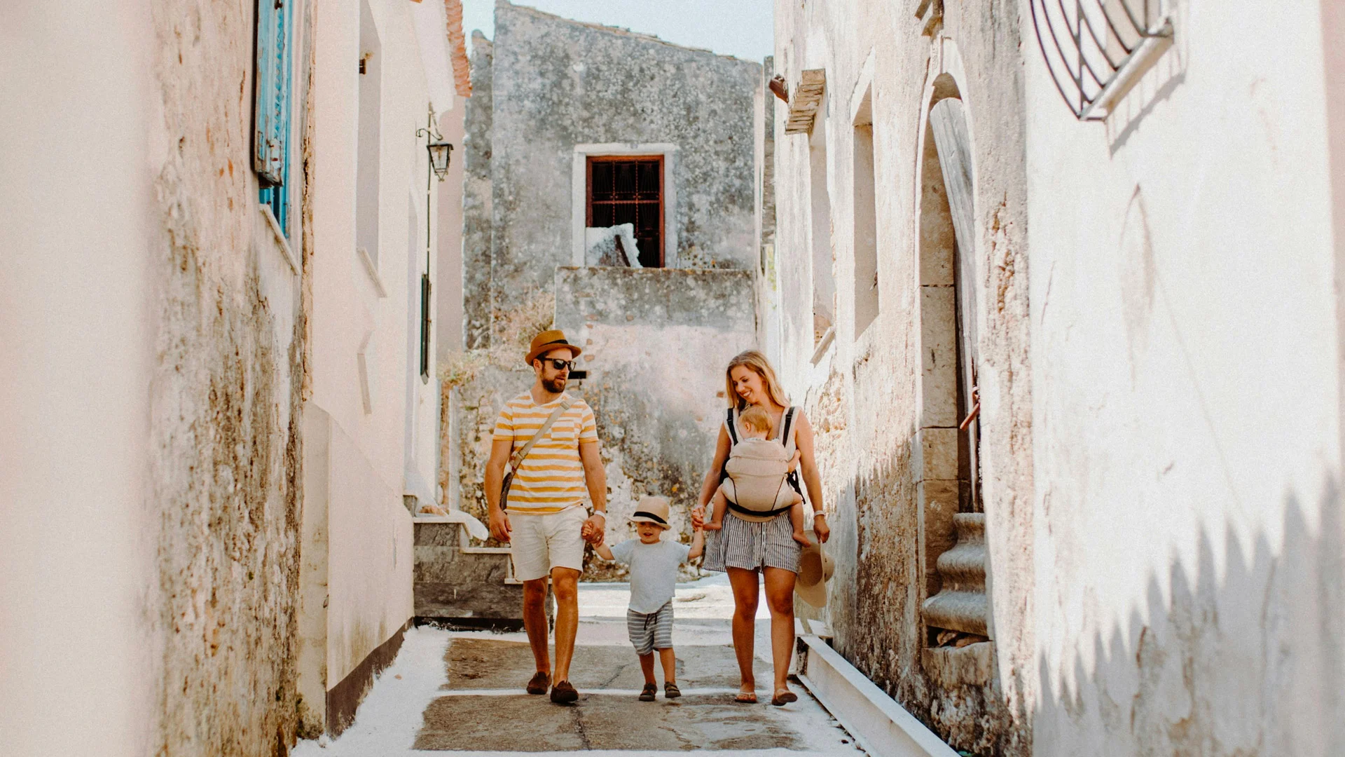 Famille dans une ruelle