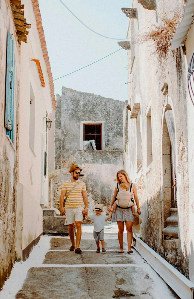 Famille dans une ruelle