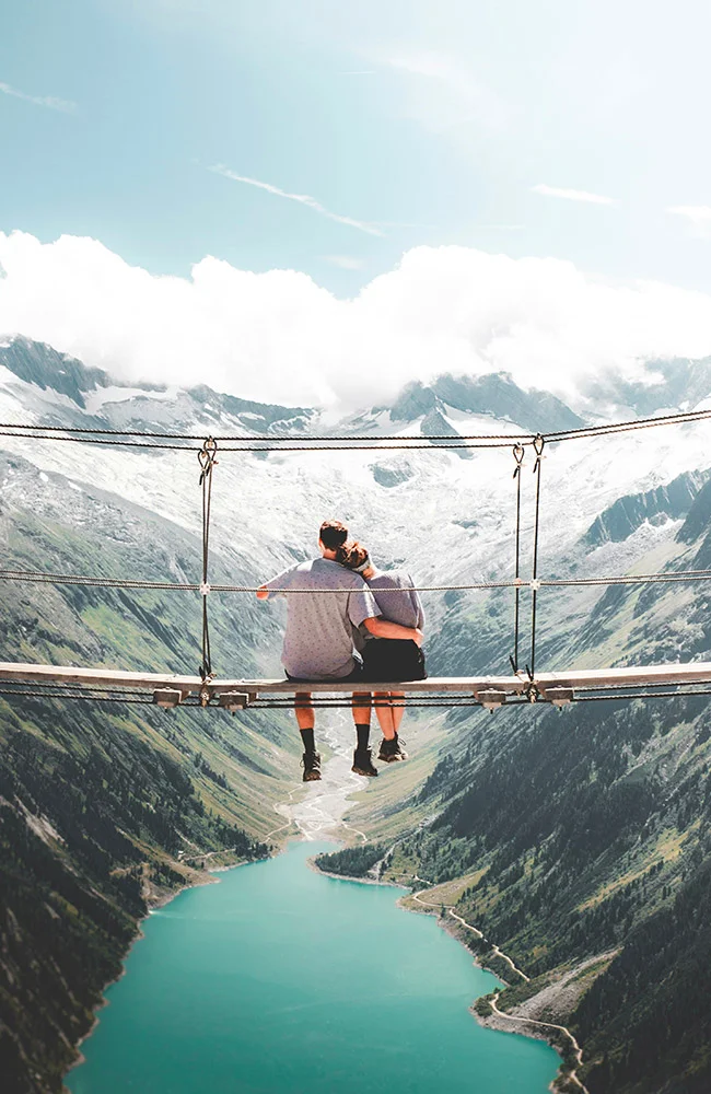 Couple sur un pont regardant le paysage