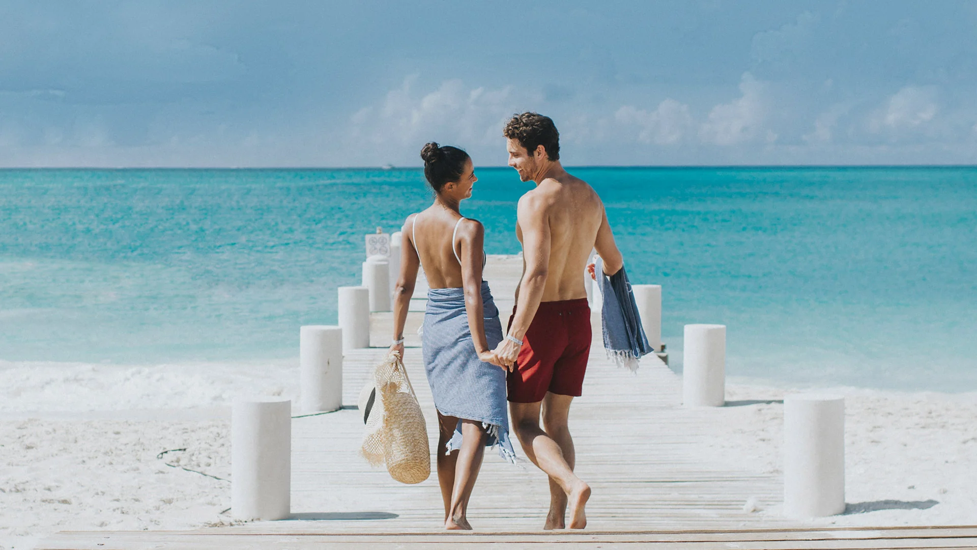 Couple allant à la plage