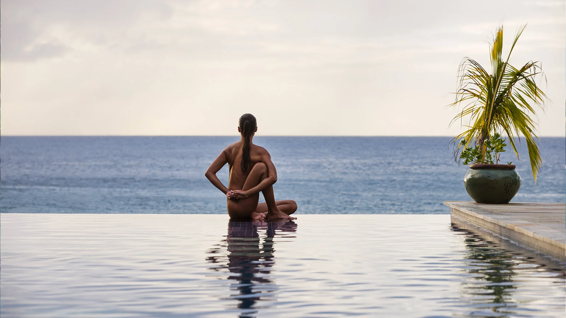 Femme dans une piscine infinie